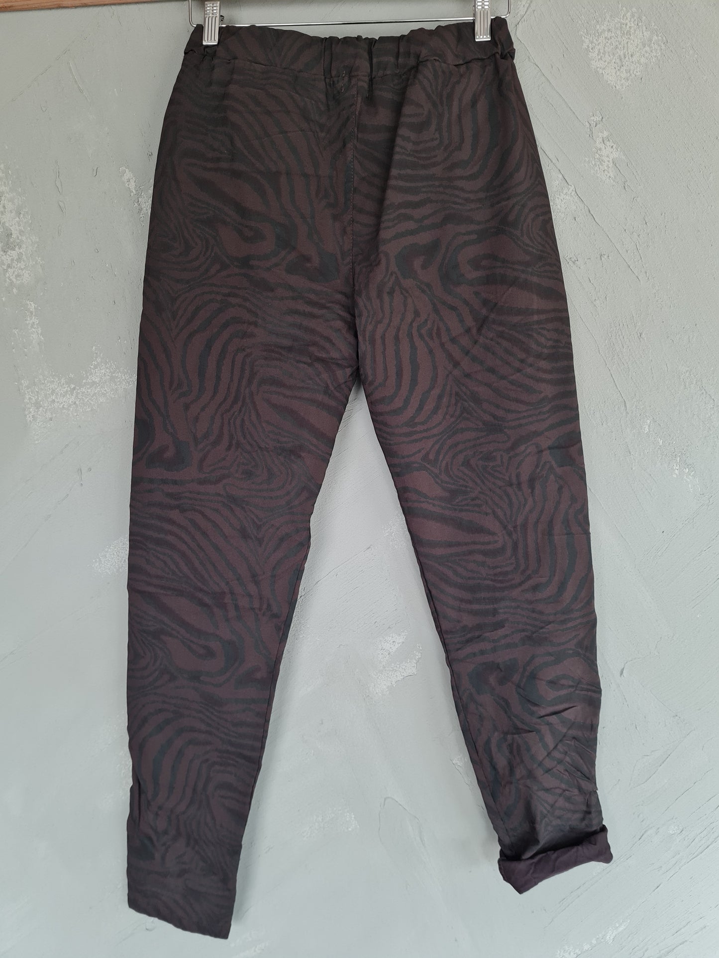 STRETCHBYXA zebra brun/svart