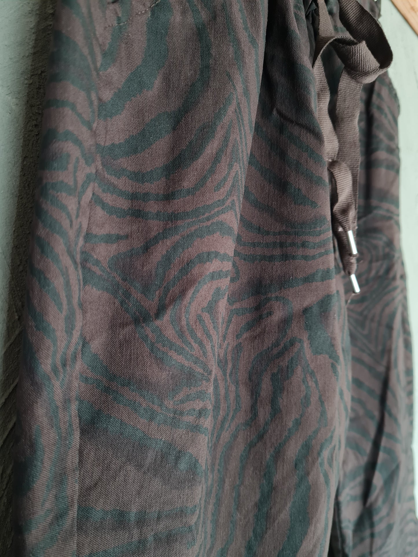 STRETCHBYXA zebra brun/svart
