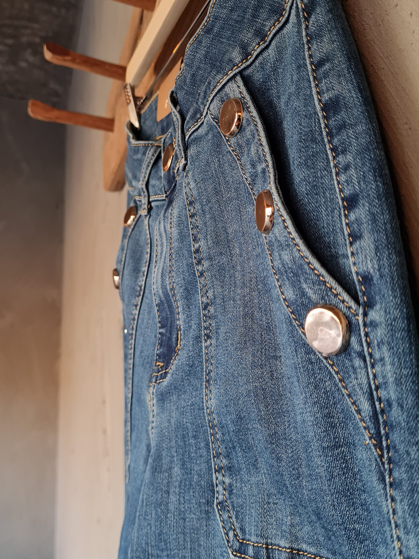 JEANS toxic guldknappar