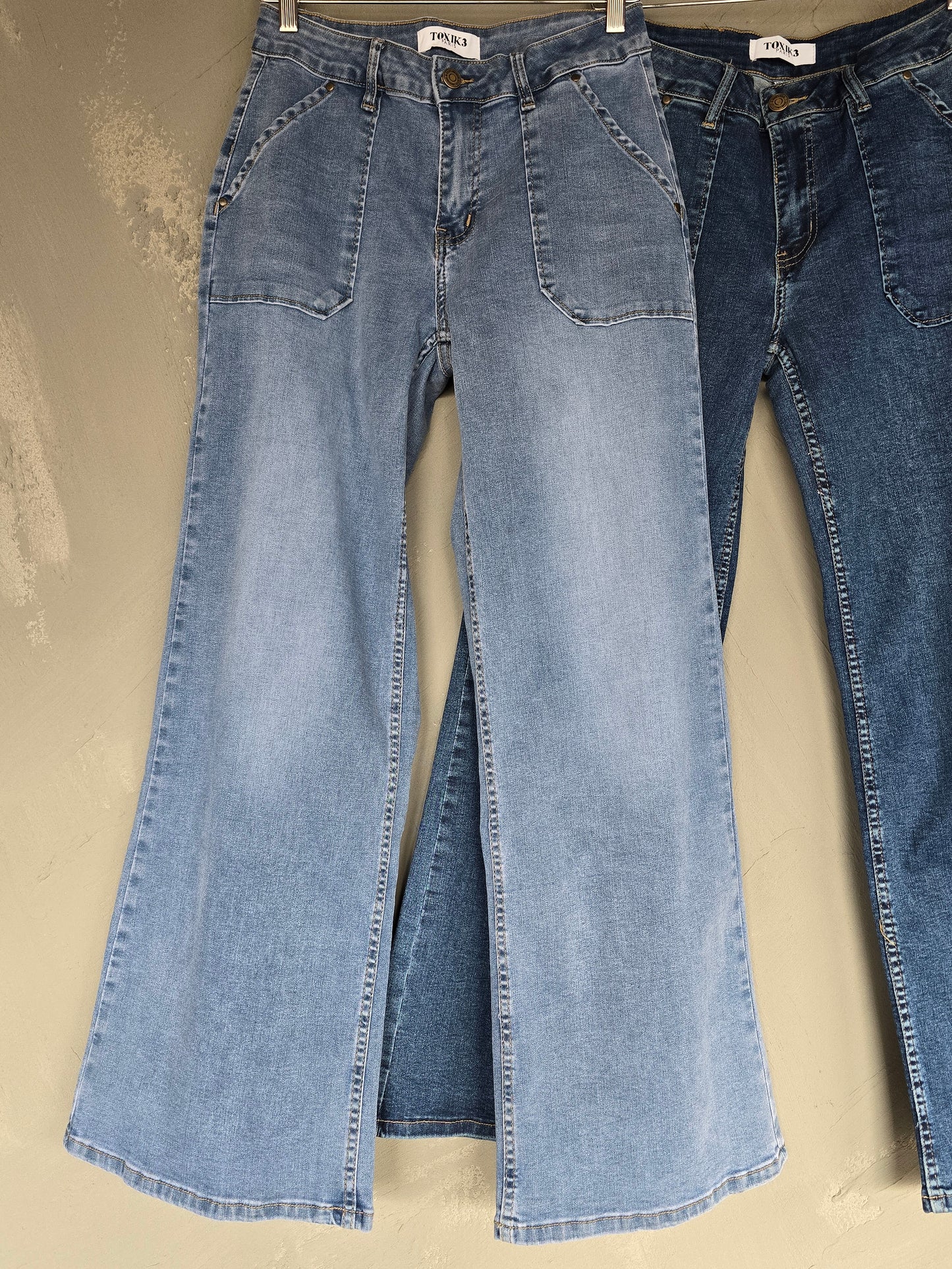 JEANS Ljusblå tvätt Vida raka ben
