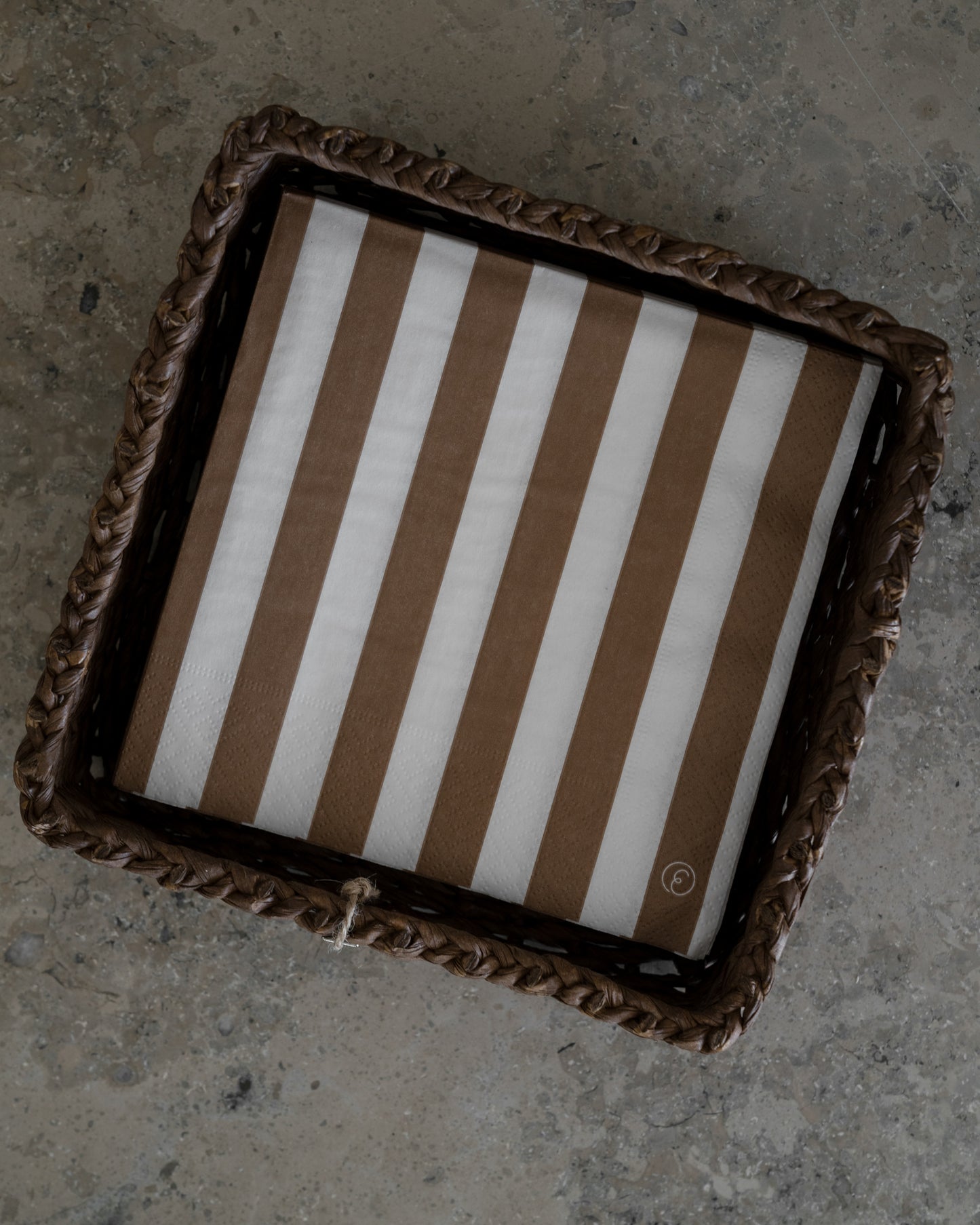 SERVETT Randig 33x33 cm Kola/vit ERNST